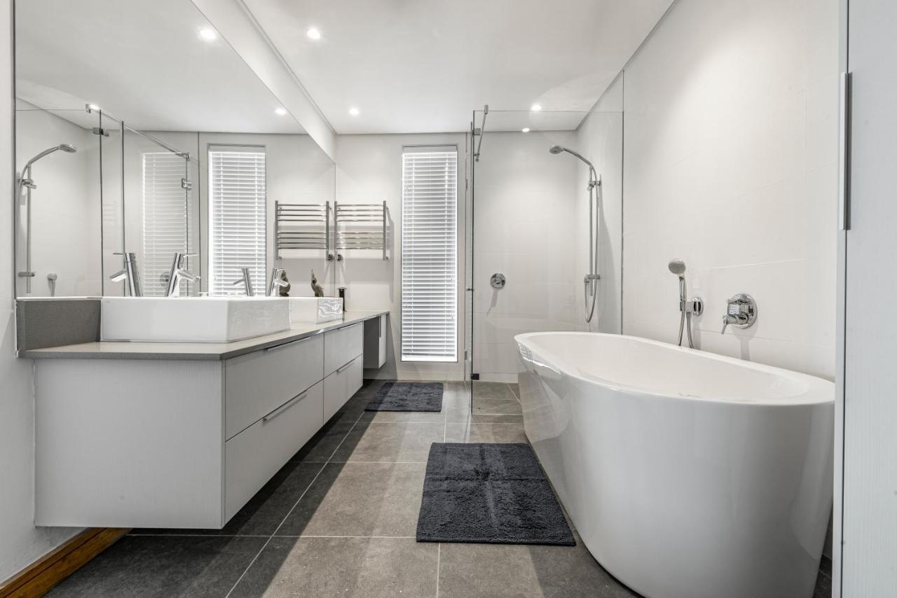 17 Marine, 2 Bedroom Sea-Facing Apt101 Hermanus Buitenkant foto